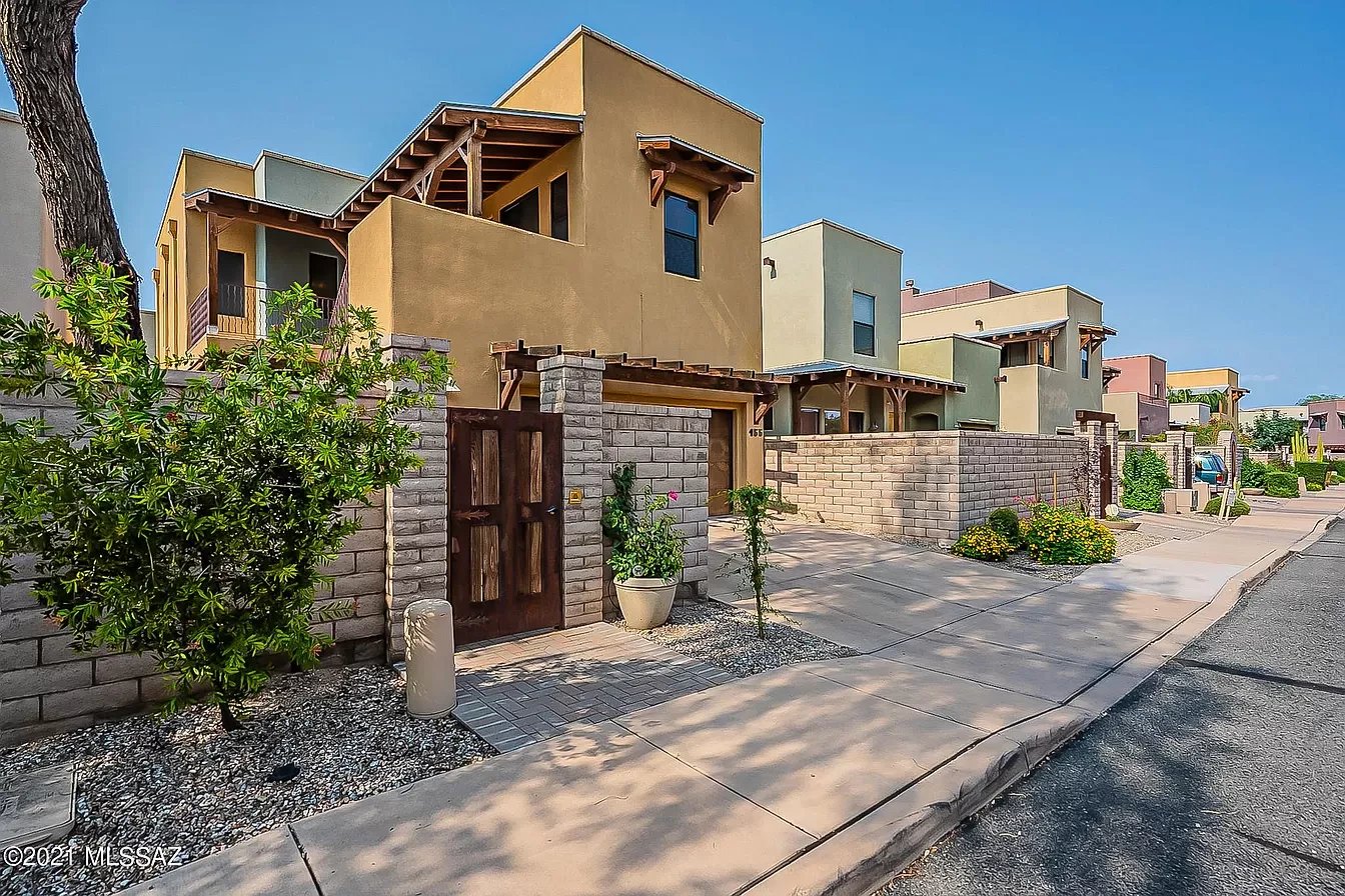 155 E Castlefield Cir