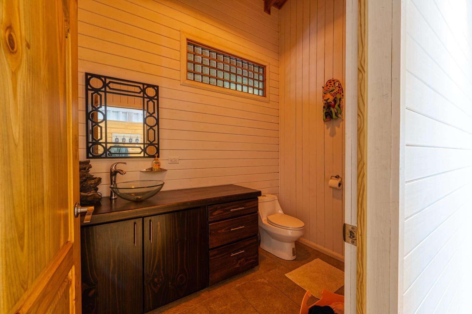 Exceptional Retreat Center on 62 Acre in Tinamastes