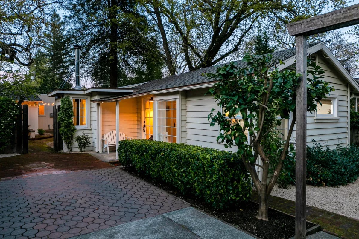 27 Laurel Ave