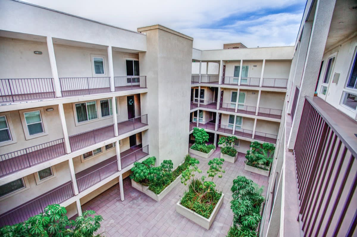 10878 Bloomfield St 405, Toluca Lake, CA