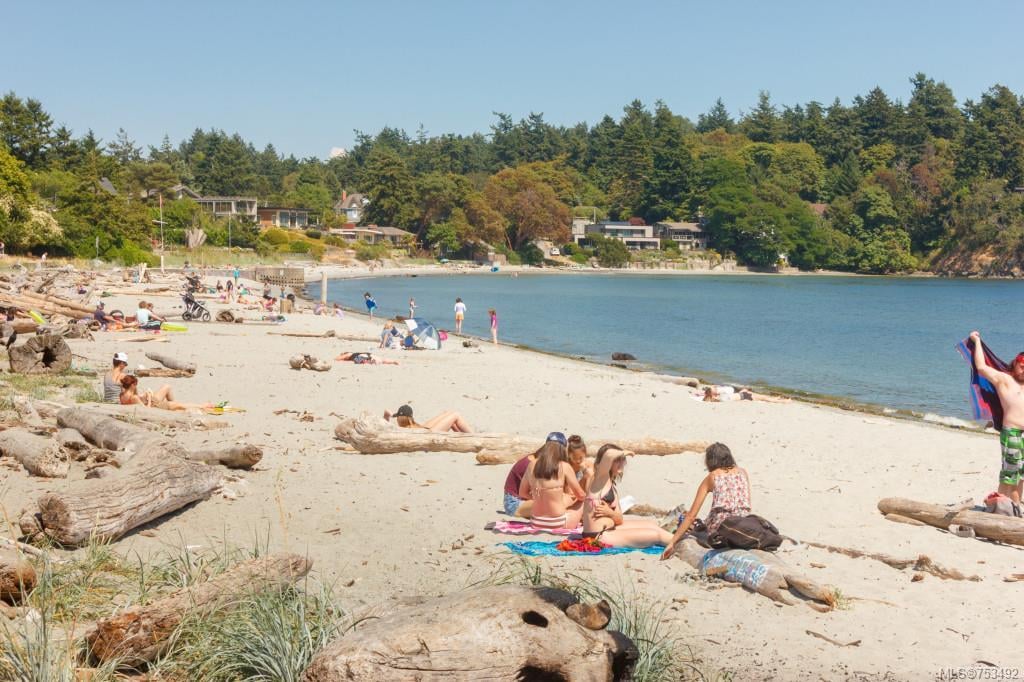 3922 Cadboro Bay Rd, Saanich