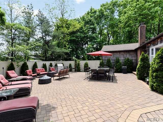 40 Stirrup Ln, Syosset