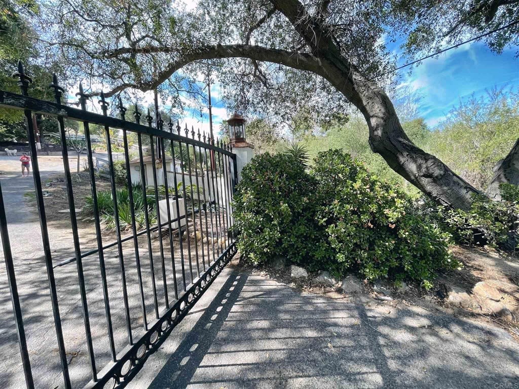 1027 S Live Oak Park Dr