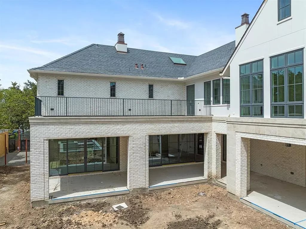 3653 Chevy Chase Dr
