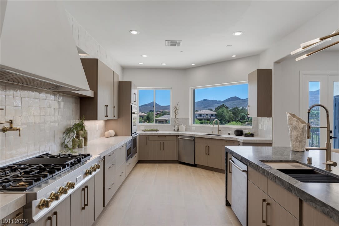 22 Anthem Pointe Ct
