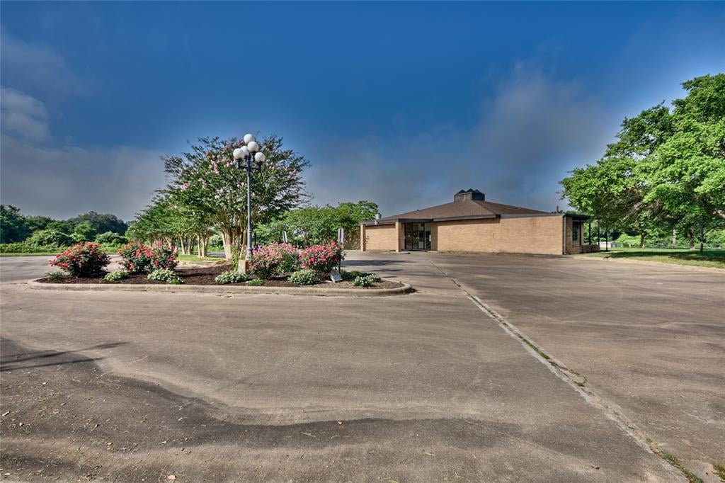 37 Briarwood Ln Bellville, Tx 77418