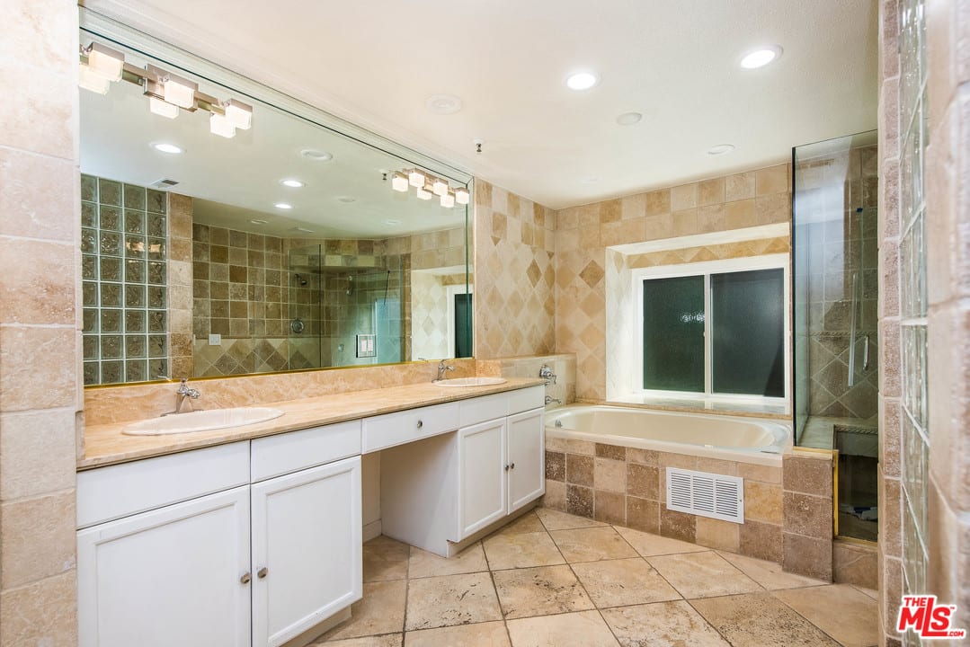 8 Sea Island Dr