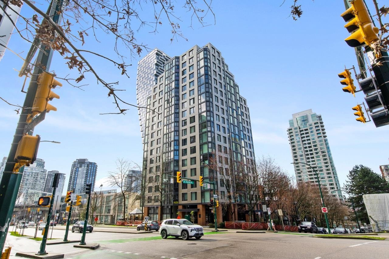 1003-888 Pacific St