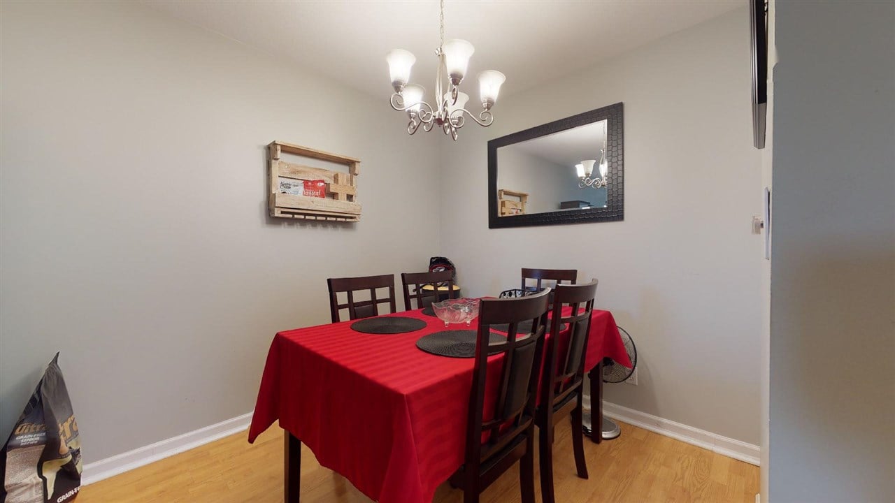 E304-40180 Willow Cres