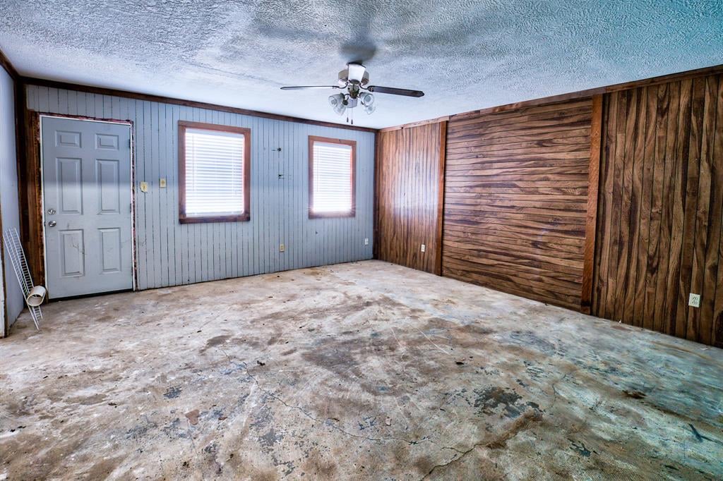 437 N Meinecke St Bellville, Tx 77418