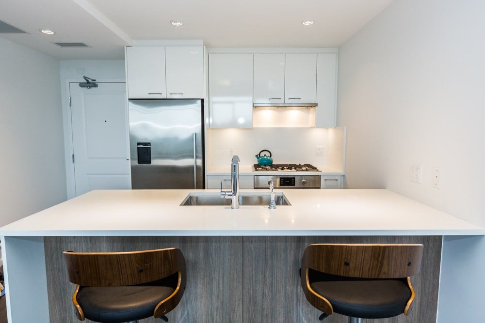 802-6383 Cambie St