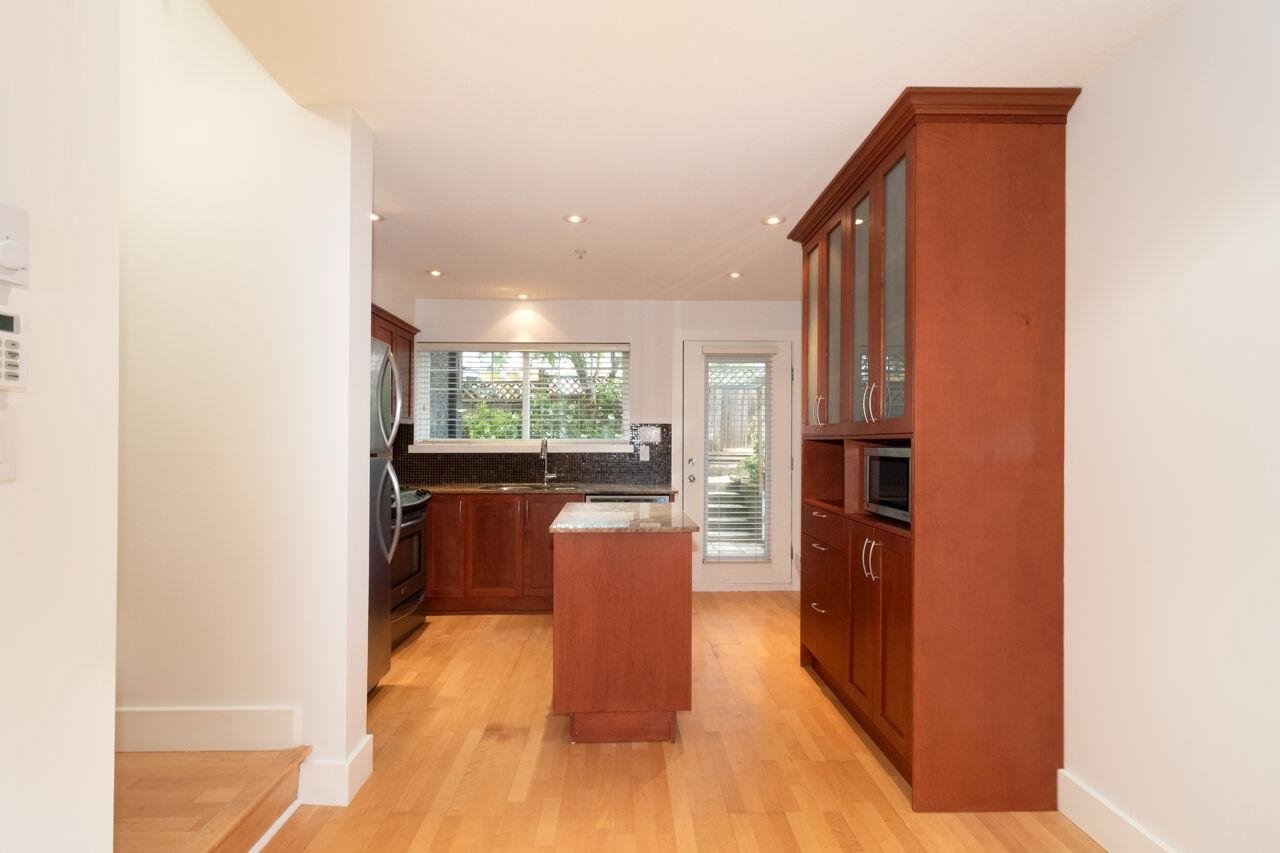 7-1642 E Georgia St