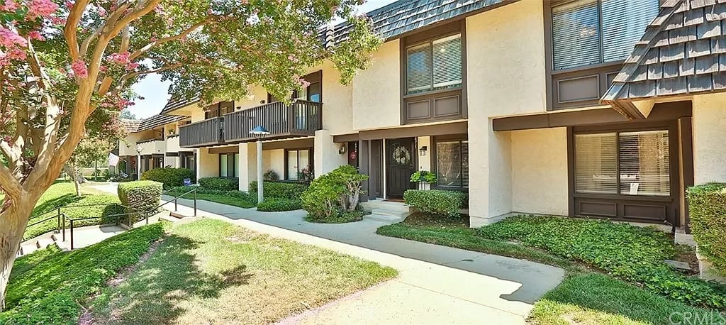 671 Redwood Ln