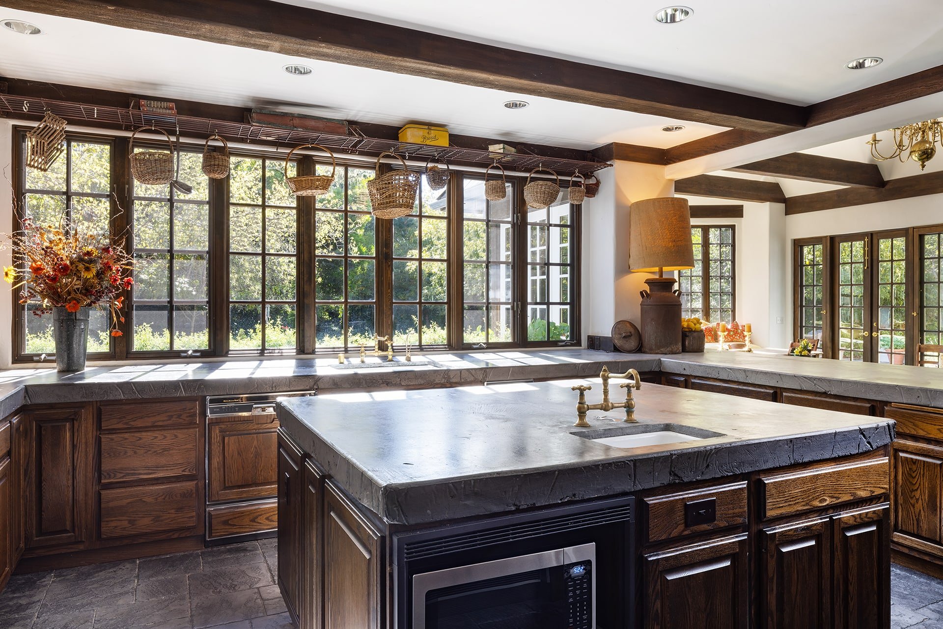 Pebble Beach Manor - 3323 Stevenson Drive