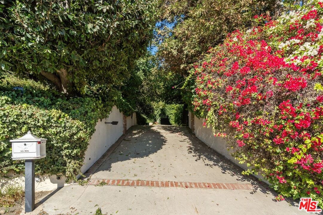 7217 Mulholland Dr