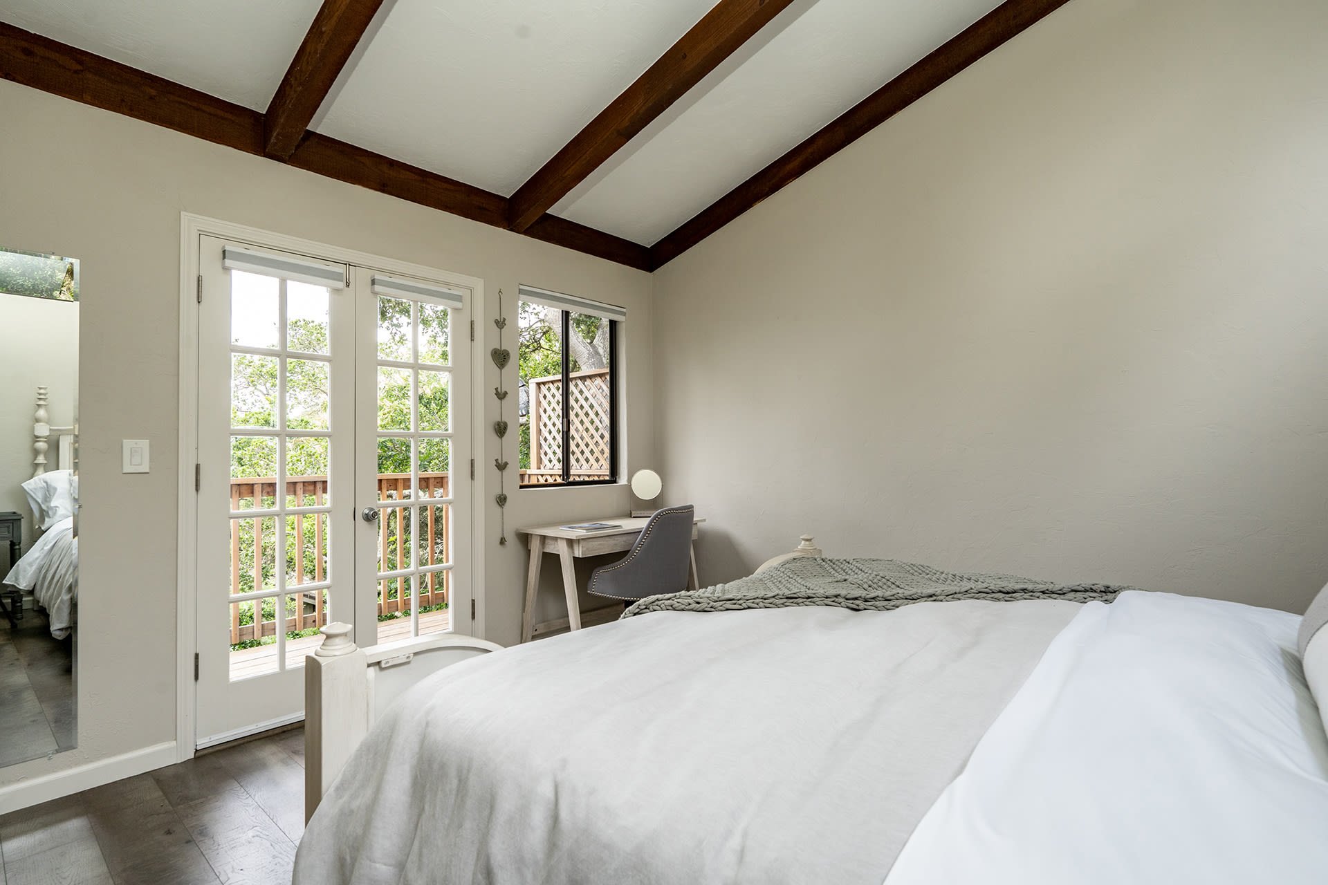 Grey Goose - Charming Downtown Carmel Cottage