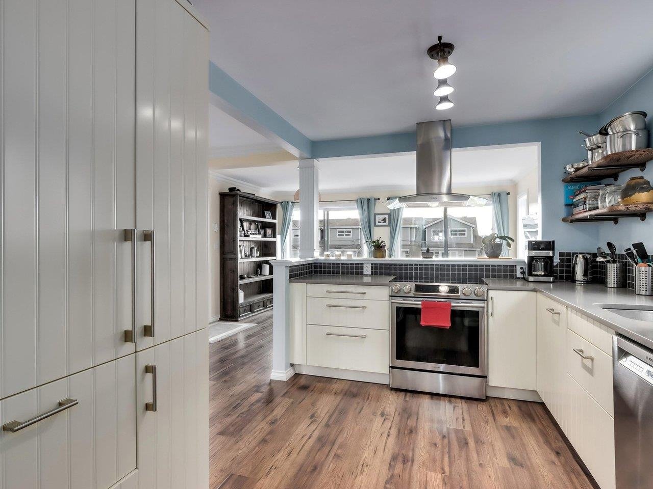 225 W 5th St
