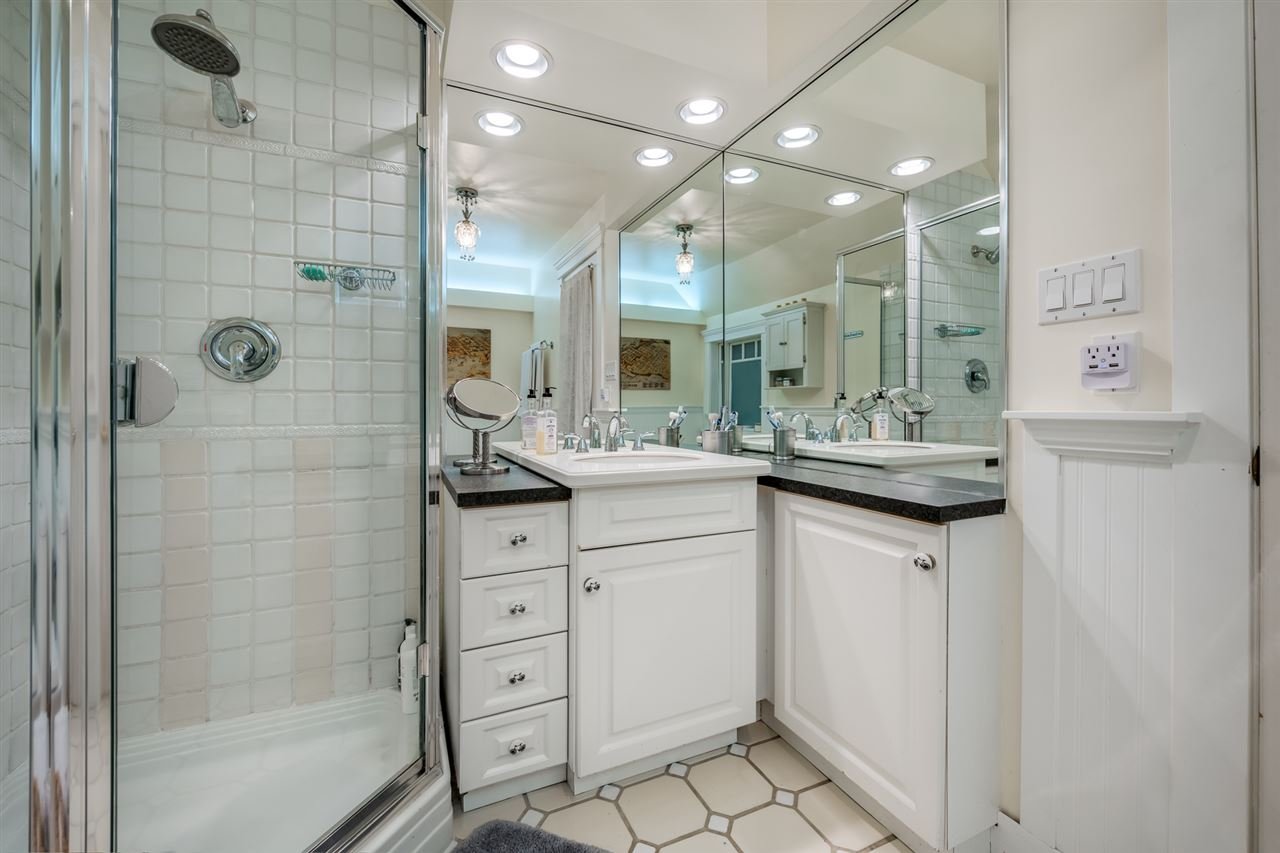 236 W 5th St