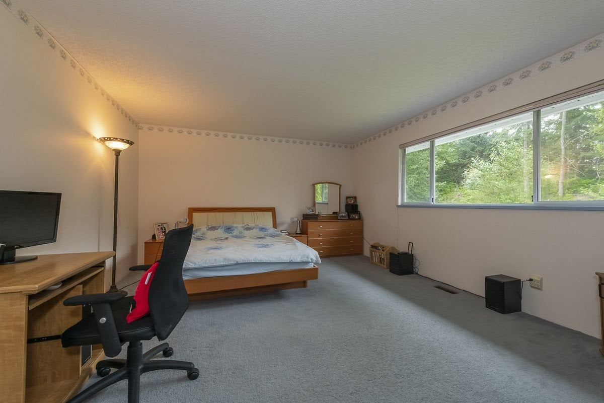 828 Porteau Pl