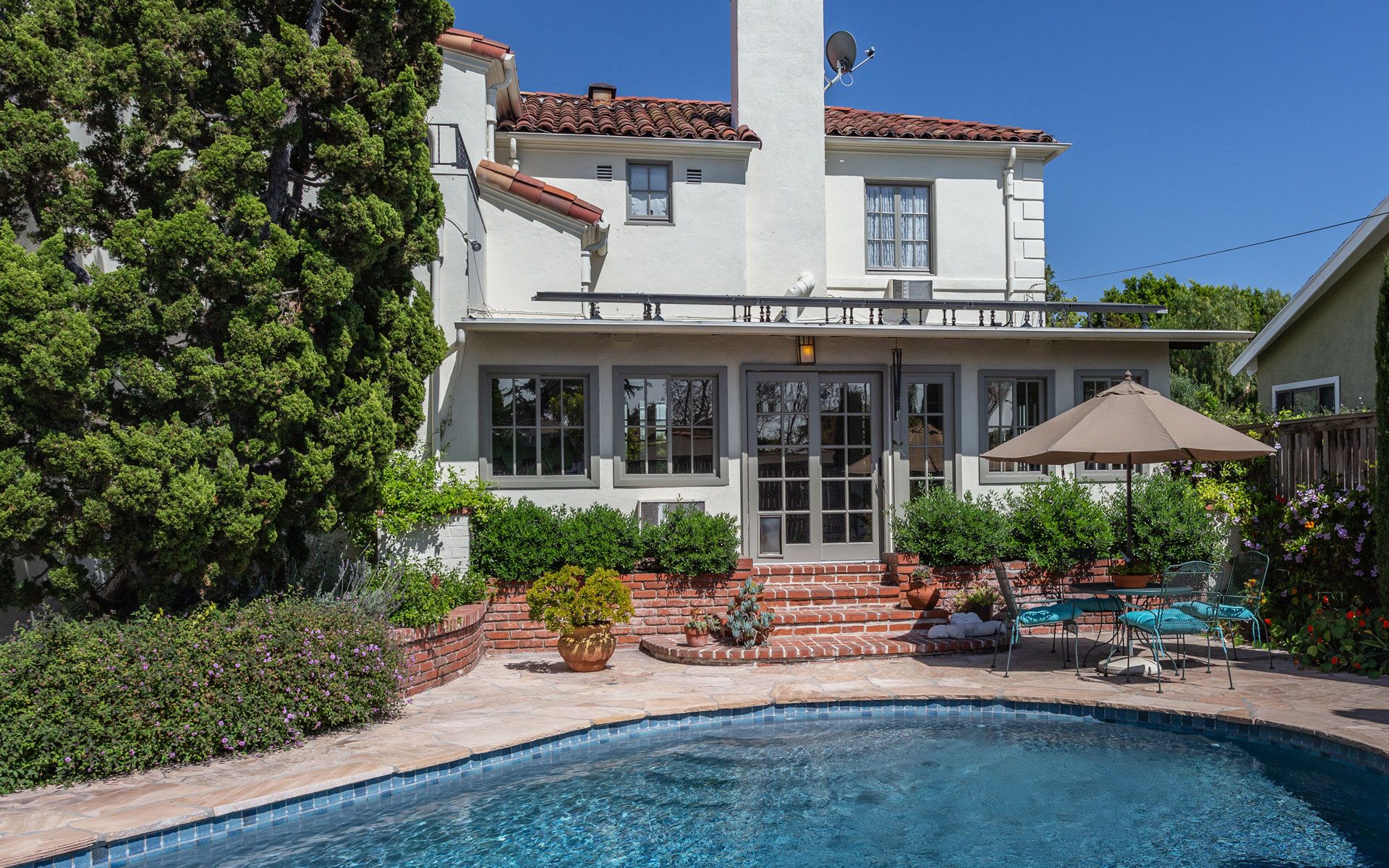 329 N Van Ness Ave, Larchmont