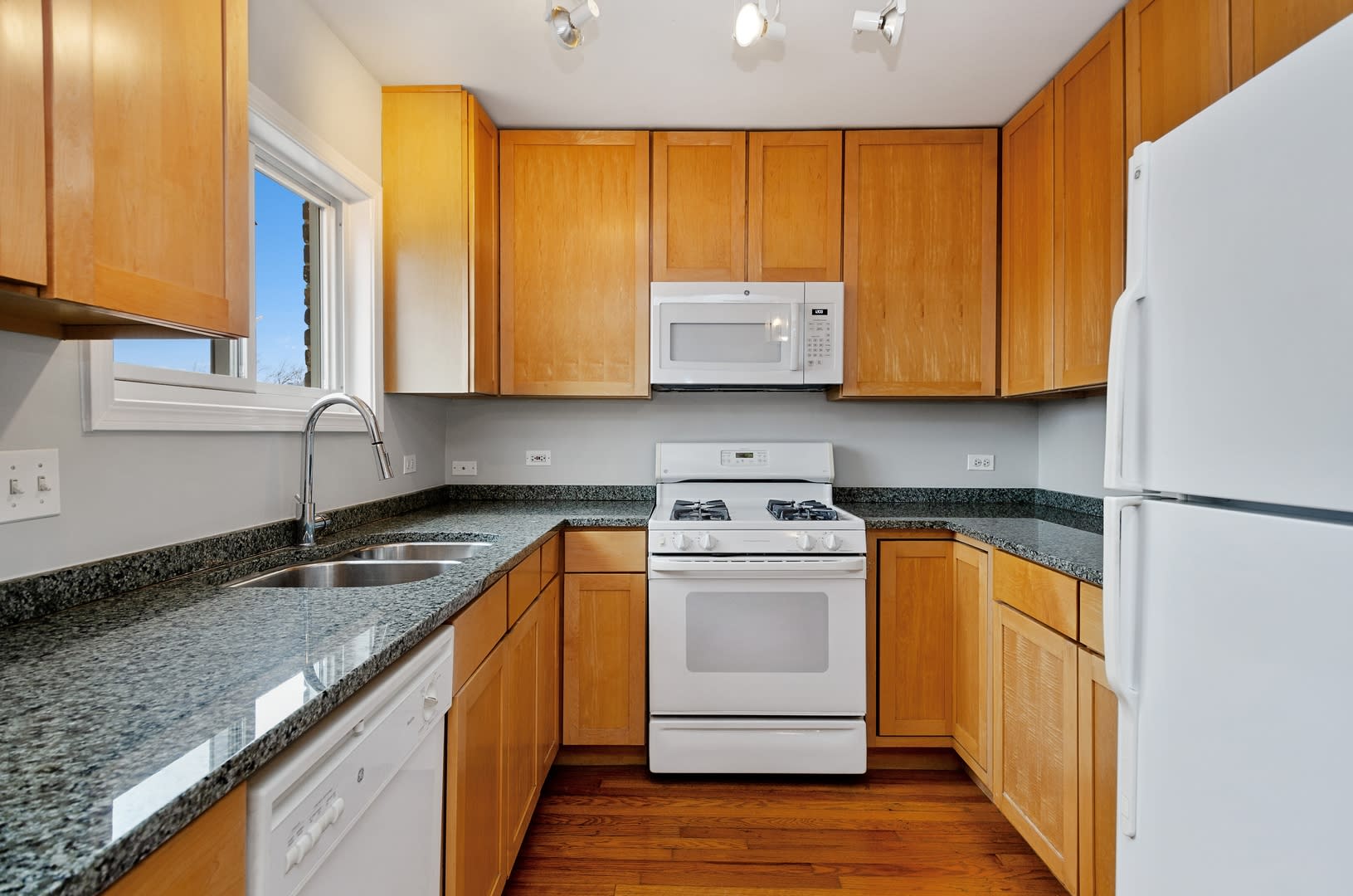 2918 W Berwyn
