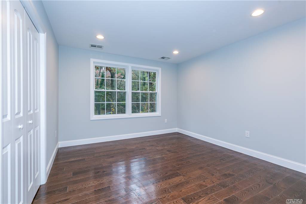 380 Woodbury Rd, Woodbury