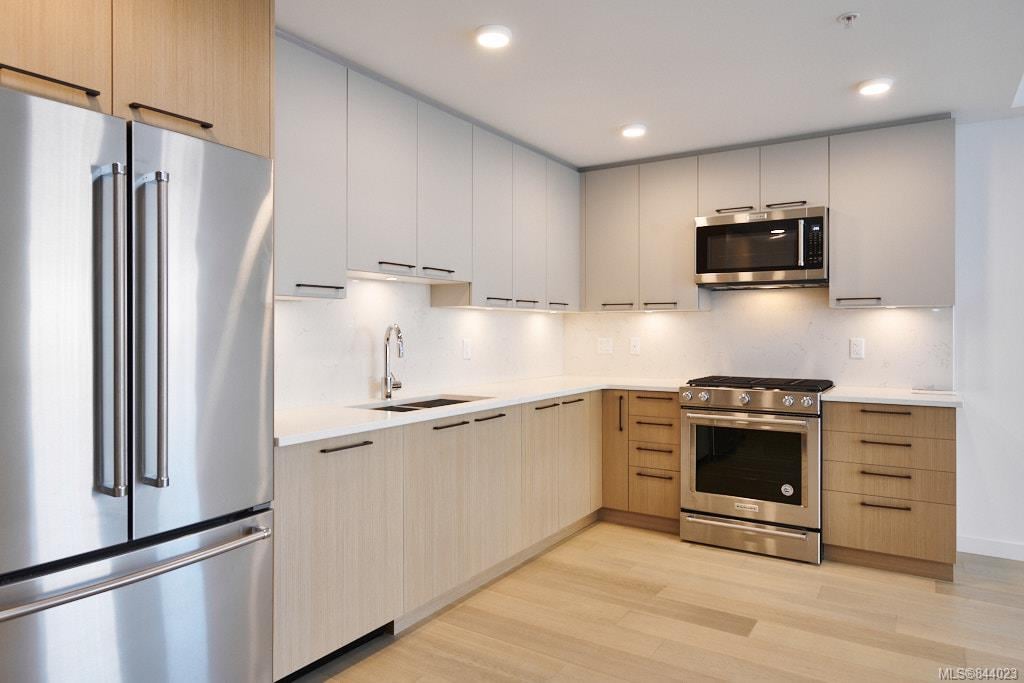 207-7162 W Saanich Rd