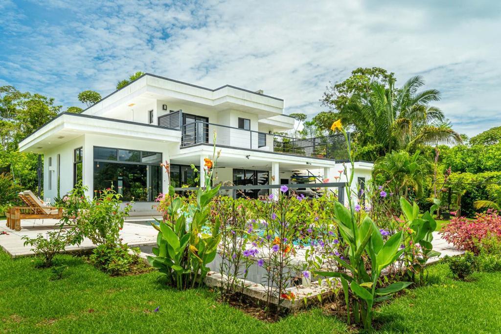 Casa Blanca, Stunning House Located in Ojochal