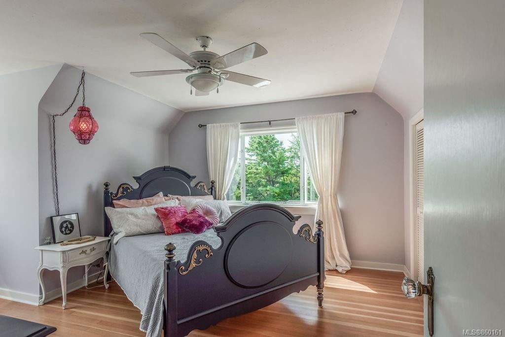 3084 Cadboro Bay Rd