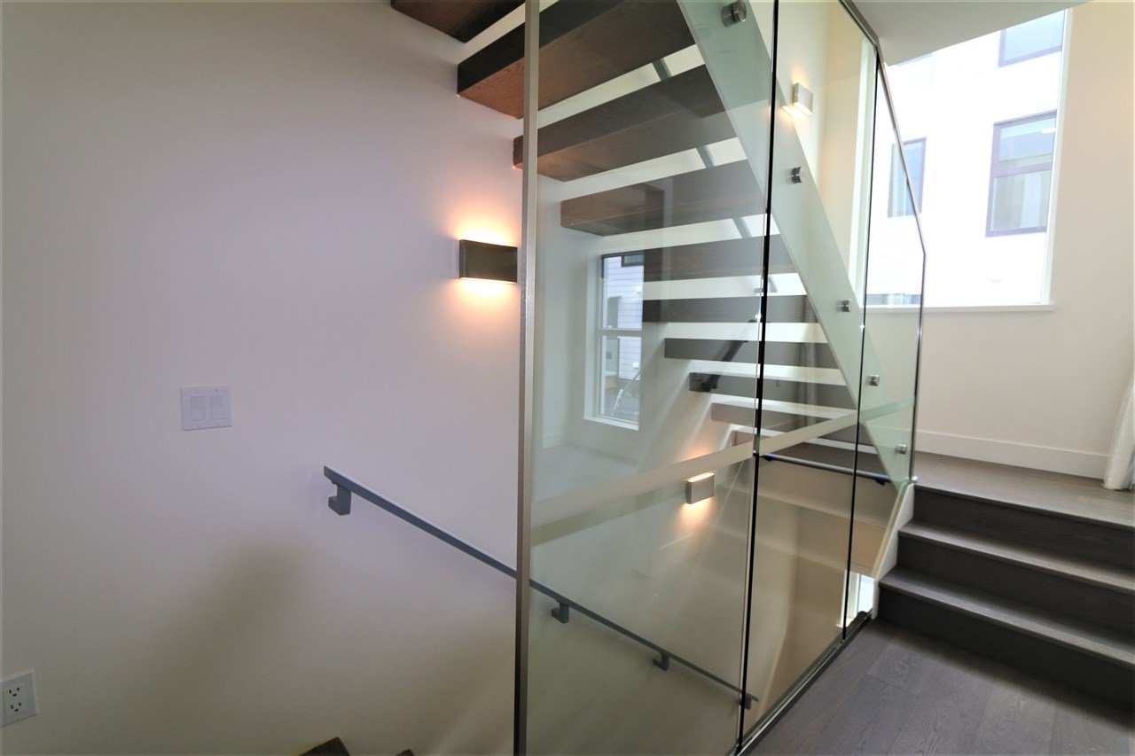 154 W Woodstock Ave