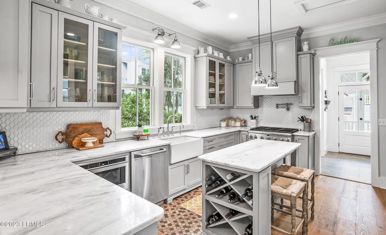 606 New St