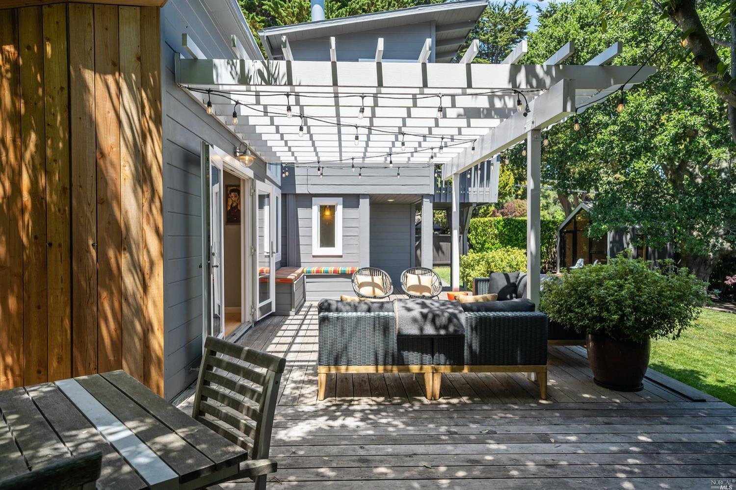 2 Cedarwood Ln