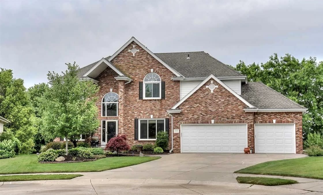 18325 Dupont Cir | The Ridges