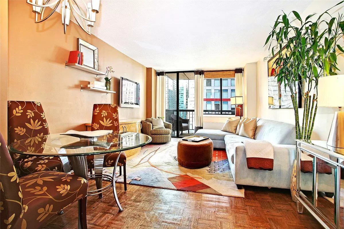 300 East 54th Street Unit: 22F