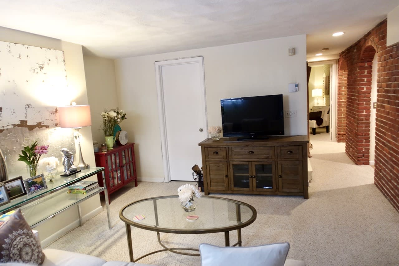 Worcester Square - 1.5 / 1 bed w. Parking, Laundry and Yard - Pets Negotiable! 