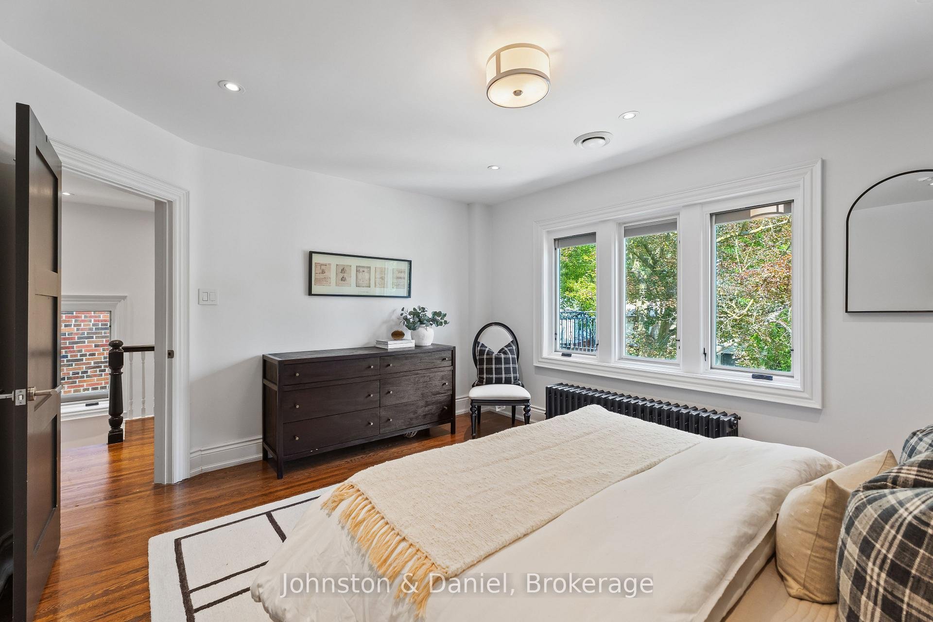 77 Lawrence Crescent