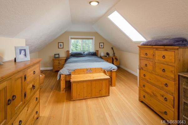 271 Cadillac Ave, Saanich
