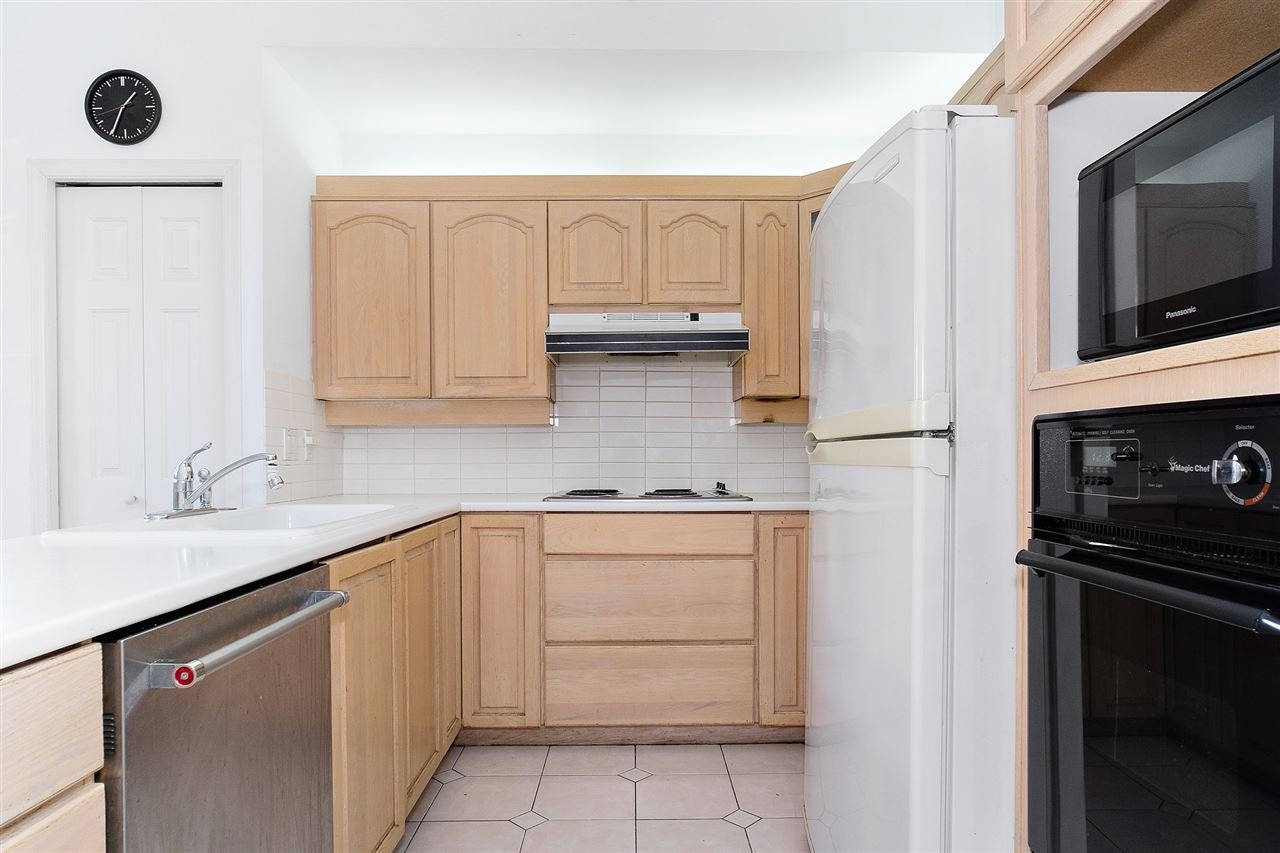 110-3777 W 8th Ave