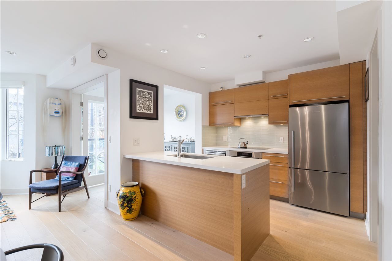 202-4463 W 10th Ave