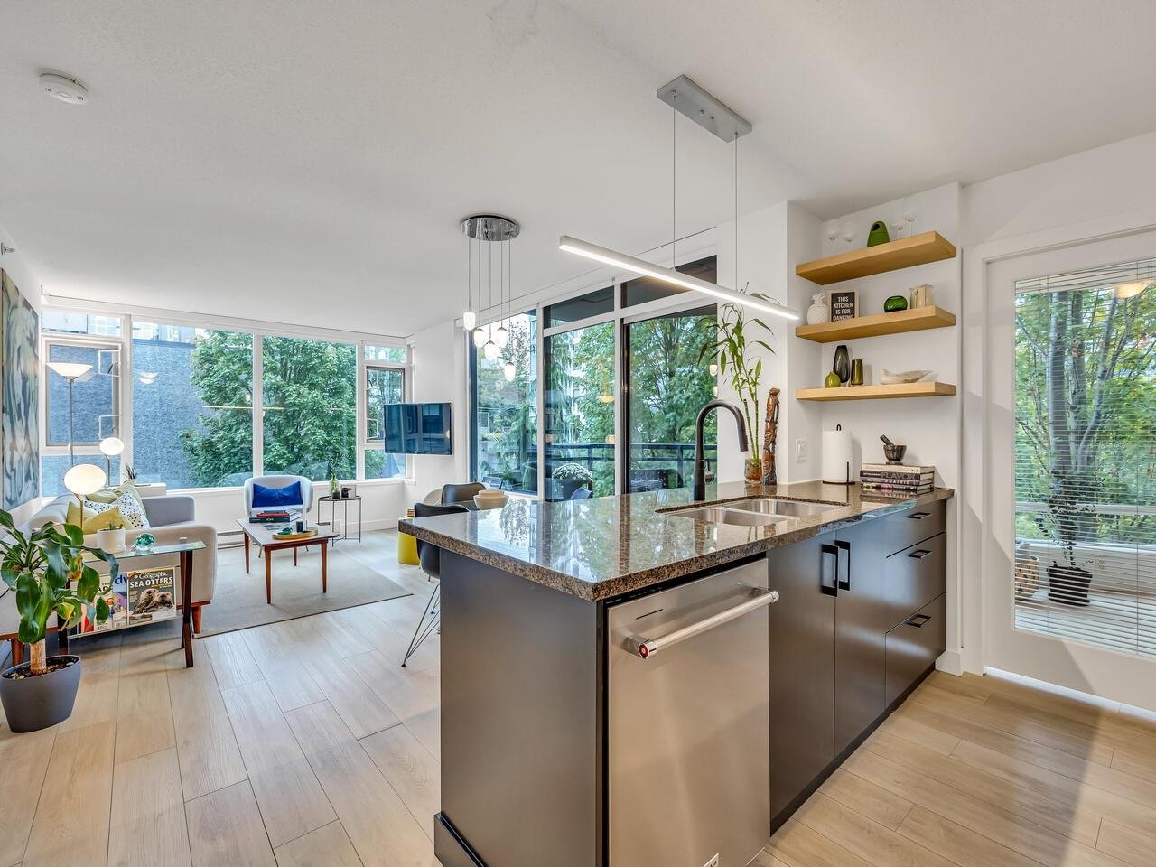 301-1650 W 7th Ave
