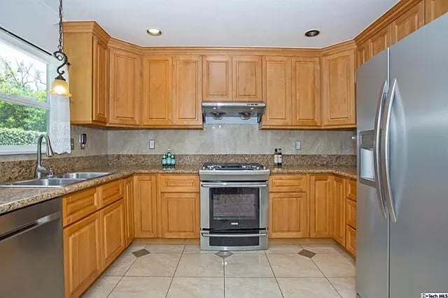 1450 N Los Robles Ave