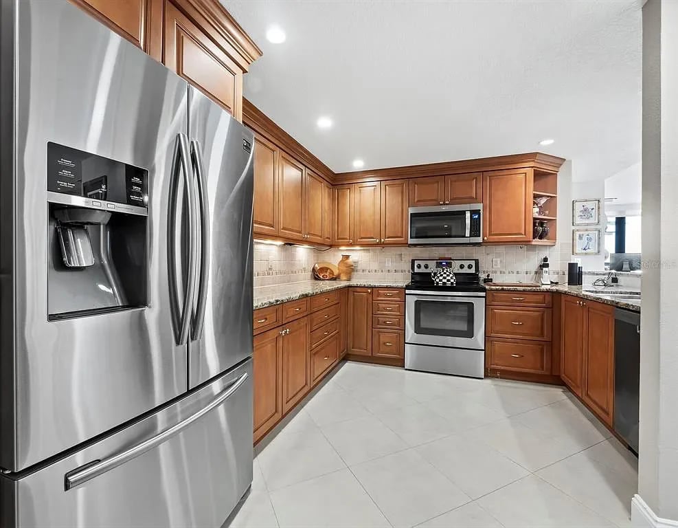 1255 N Gulfstream Ave APT 905