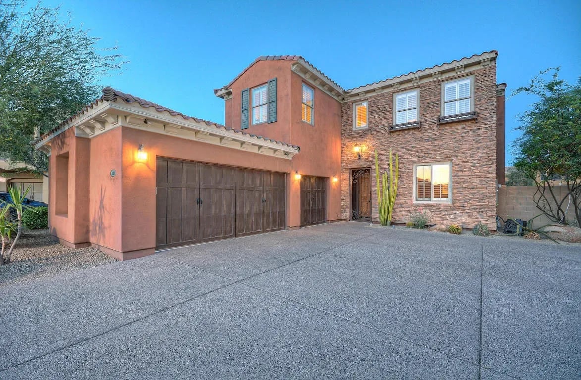 3733 E. Robin Ln