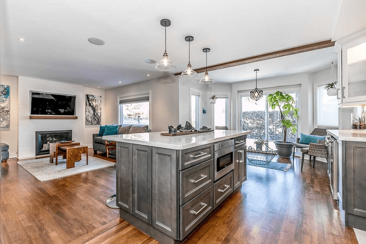 318 W Kennedy St NE