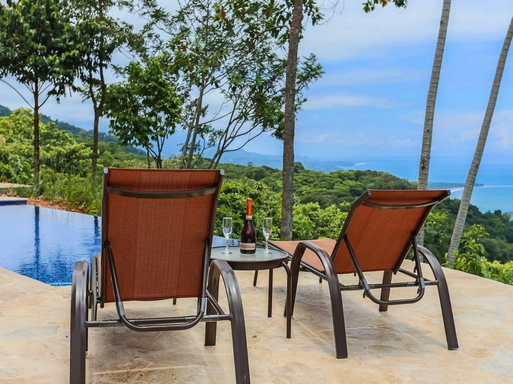 Whale's Tail View Infinity Pool, Dominical, Puntarenas