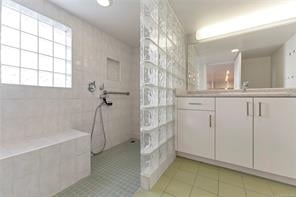 1636 Hollywood Cres