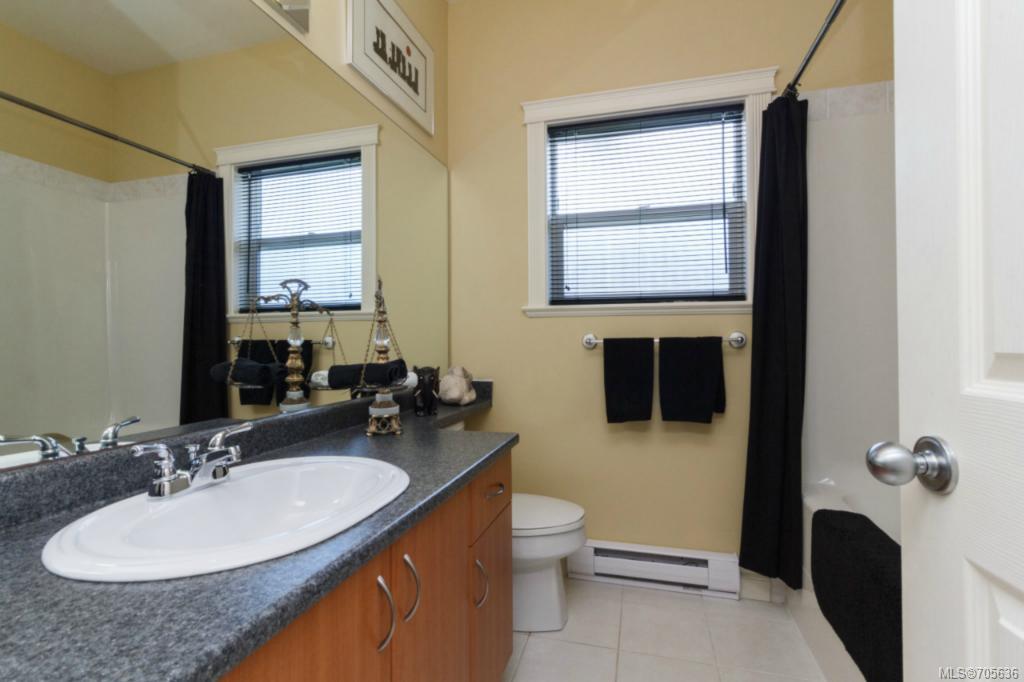 744 Claremont Ave, Saanich