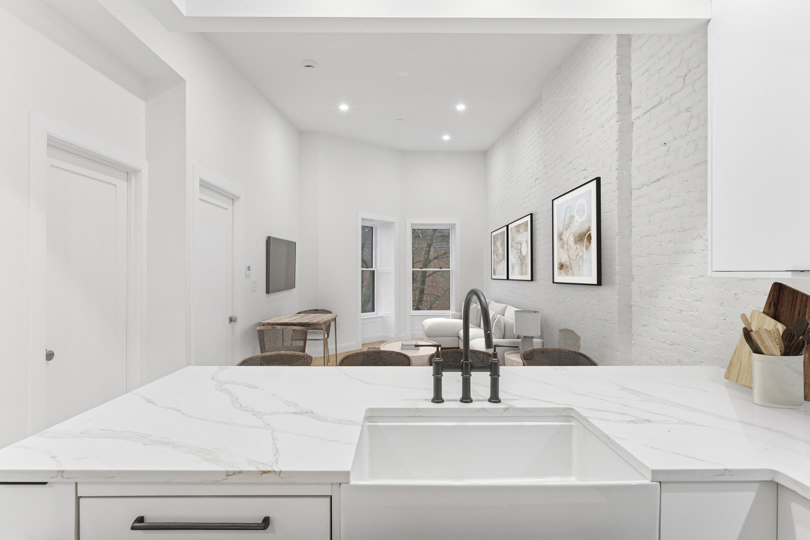 84 6th Avenue, Apt 4