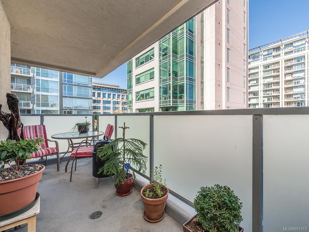 206-770 Cormorant St