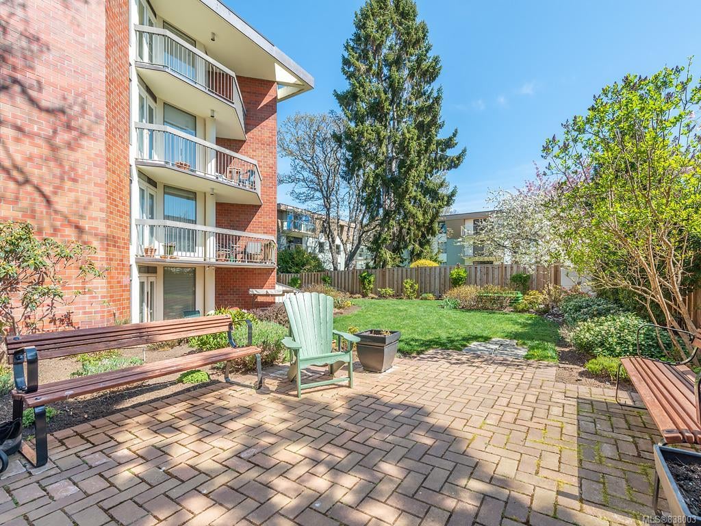 202-2119 Oak Bay Ave